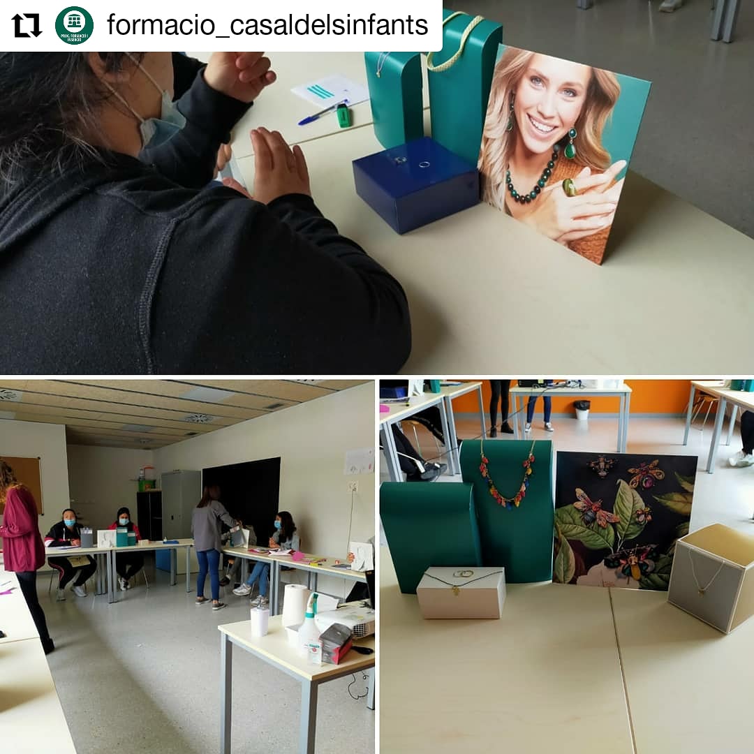 formaciocasal's tweet photo. L'aparadorisme és el procés en el qual es decoren, s'organitzen i dissenyen els aparadors d' un comerç.....Tot això i més s'ha treballat avui al projecte #dDones d'atenció al client.
#DonesEnMarxa #voluntariscasal #actitudcasal @casalinfants https://t.co/IDDaN87yoI