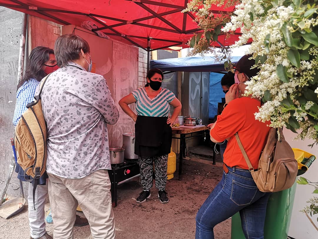 amarolabra's tweet photo. #SemanaTerritorial / Después llegamos donde las #ChicasAlegres, olla comunitaria de #LaPintana que entrega alimentación, sonrisas y mucho amor a sus vecinas y vecinos, tal como lo  esboza su nombre. Admirable trabajo. 👏🏽 https://t.co/CnUn2ENEd4