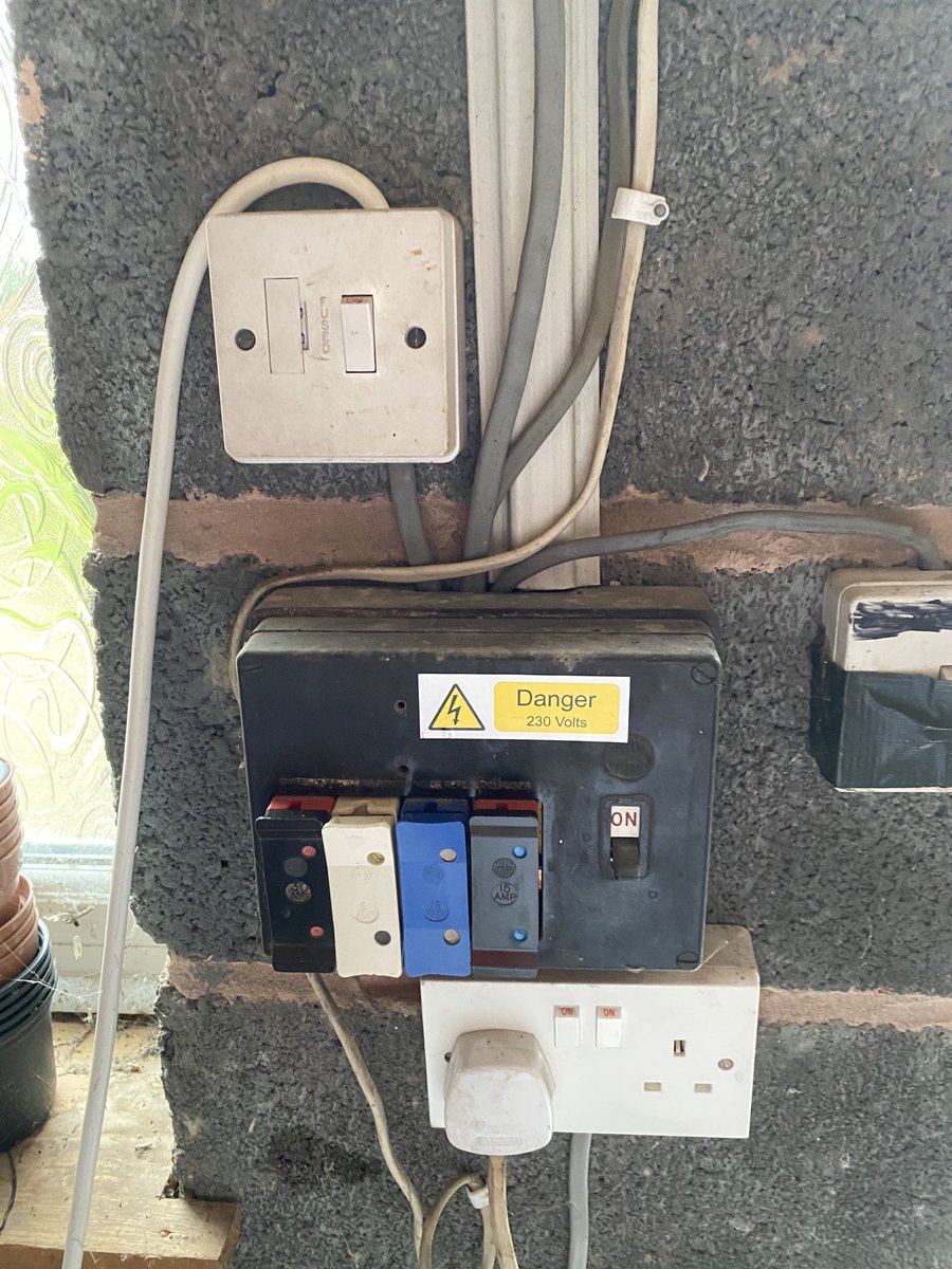 Customer asked is my fuse board in need of changing to a New one? Give us a call.
#merlx #electrician