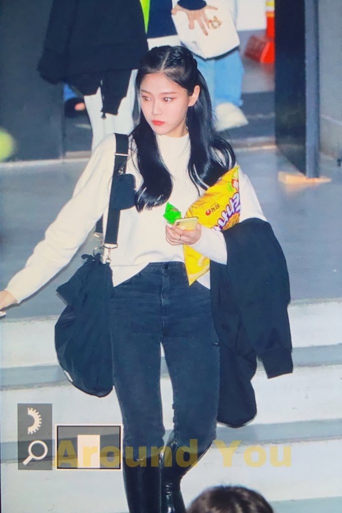 Around_HyunJin tweet picture