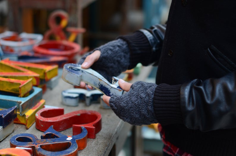 chamolko's tweet image. Le sachez-tu, j'adore tricoter au point d'en avoir créé ma marque de mitaines (entre autres) en hommage à ma mamie. C'est par là: mamiehenriette.com et si tu kiffes tu peux partager ! Merci. 😘