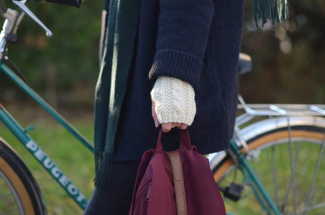 chamolko's tweet image. Le sachez-tu, j'adore tricoter au point d'en avoir créé ma marque de mitaines (entre autres) en hommage à ma mamie. C'est par là: mamiehenriette.com et si tu kiffes tu peux partager ! Merci. 😘