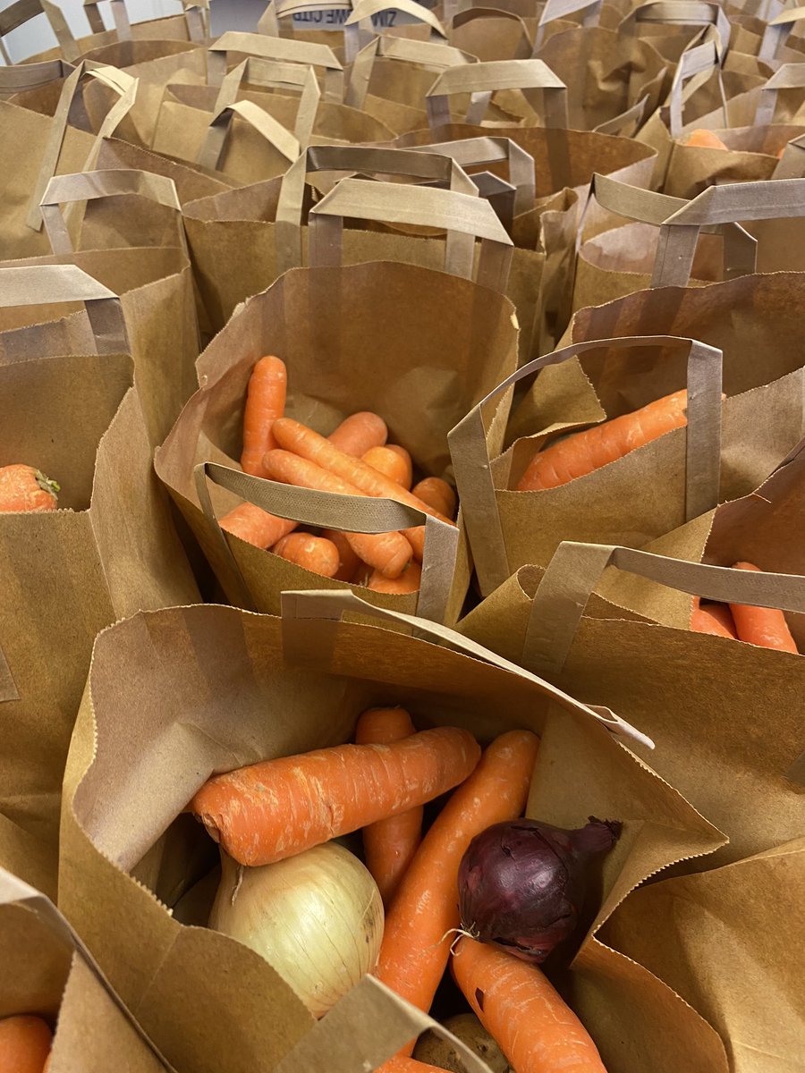 SusanJDurant's tweet photo. Volunteers have been really busy today preparing fresh produce &amp; tinned products for the food parcels #MMWCDC #Thorne #Moorends @SYCF1986 @MayorRos @Ed_Miliband @MyDoncaster #Community #Volunteering #MakingADifference #SupportingTheVulnerable 😀 https://t.co/a57rhYUysx