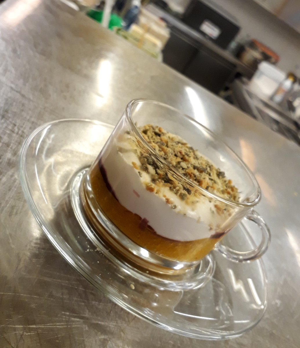 Marco_K18's tweet photo. #ChefinGreen
#spoiler, autunno in tazza:
montebore, caco cipolla crumble di nocciole e semi di zucca
#chef @PaoloPivatochef
#cibo #food #cucina
@LurisiaAcque @RisoBuono
@RisoTesta L'Autin #CascinaBoschetto page
Ballarini 1889 @GGusto https://t.co/1sGzZi7B73