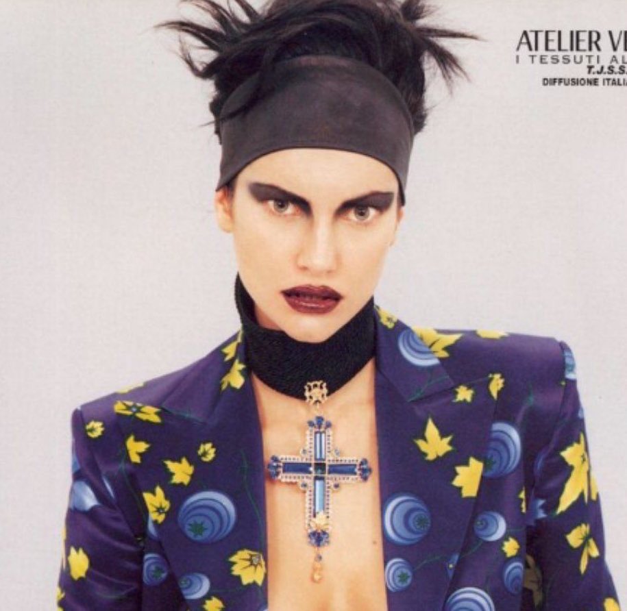 72/ Le charadesign de Squalo dans Golden Wind est inspiré du look de Shalom Harlow pour Versace (automne 1997).