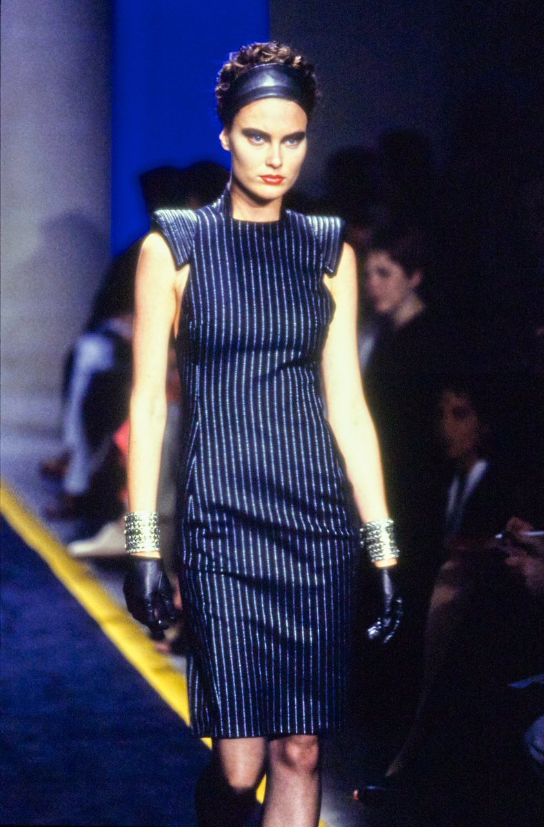 72/ Le charadesign de Squalo dans Golden Wind est inspiré du look de Shalom Harlow pour Versace (automne 1997).