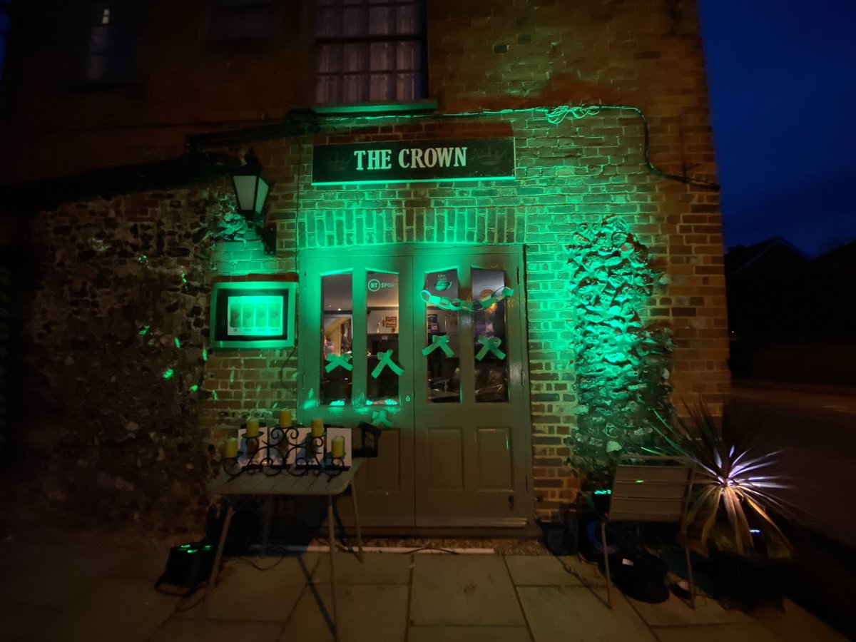 cw_active's tweet photo. This evening we are turning Chinnor Green for the Powell family. #community #chinnor 💚 https://t.co/ZhB5SEEqXi