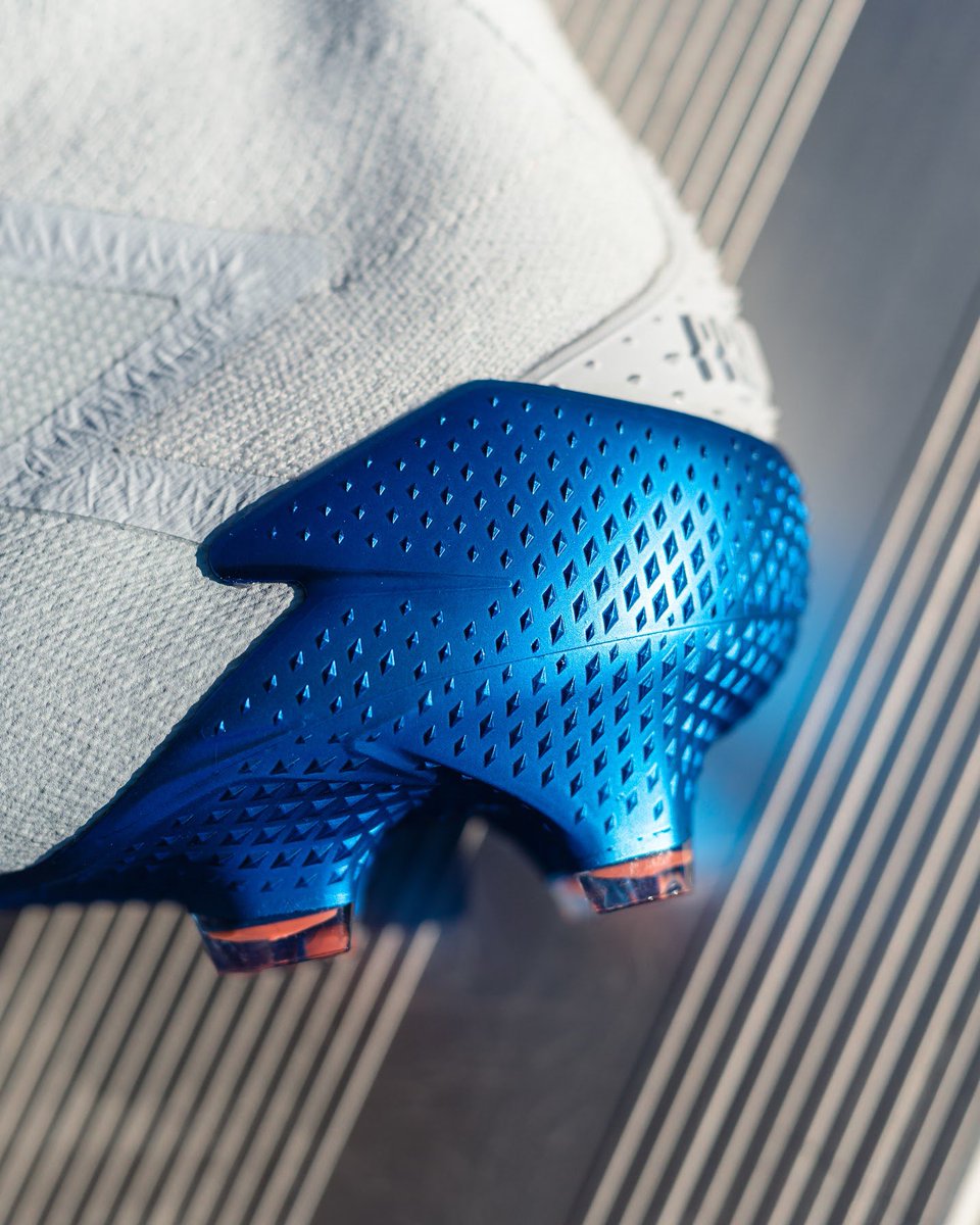 soccerdotcom's tweet photo. Lock into collared control. 🔒
🔵 adidas “Glory Hunter” #Predator20 🔵
🛒➡️ https://t.co/FBTr06mEtj https://t.co/JxsPaCZdyk