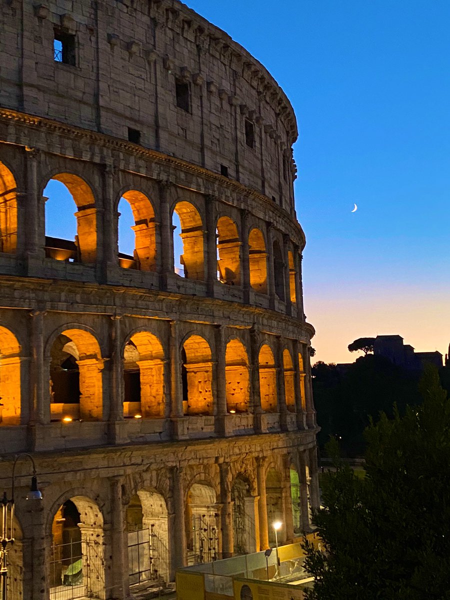 La #Luna si affaccia alle finestre di sua maestà il #Colosseo in un #tramonto favoloso #romeisus #19ottobre #meteoscatto @TrastevereRM @teatrolafenice @3BMeteo @romewise @claviggi @SaiCheARoma @GreatBeautyRome @Anna29230794