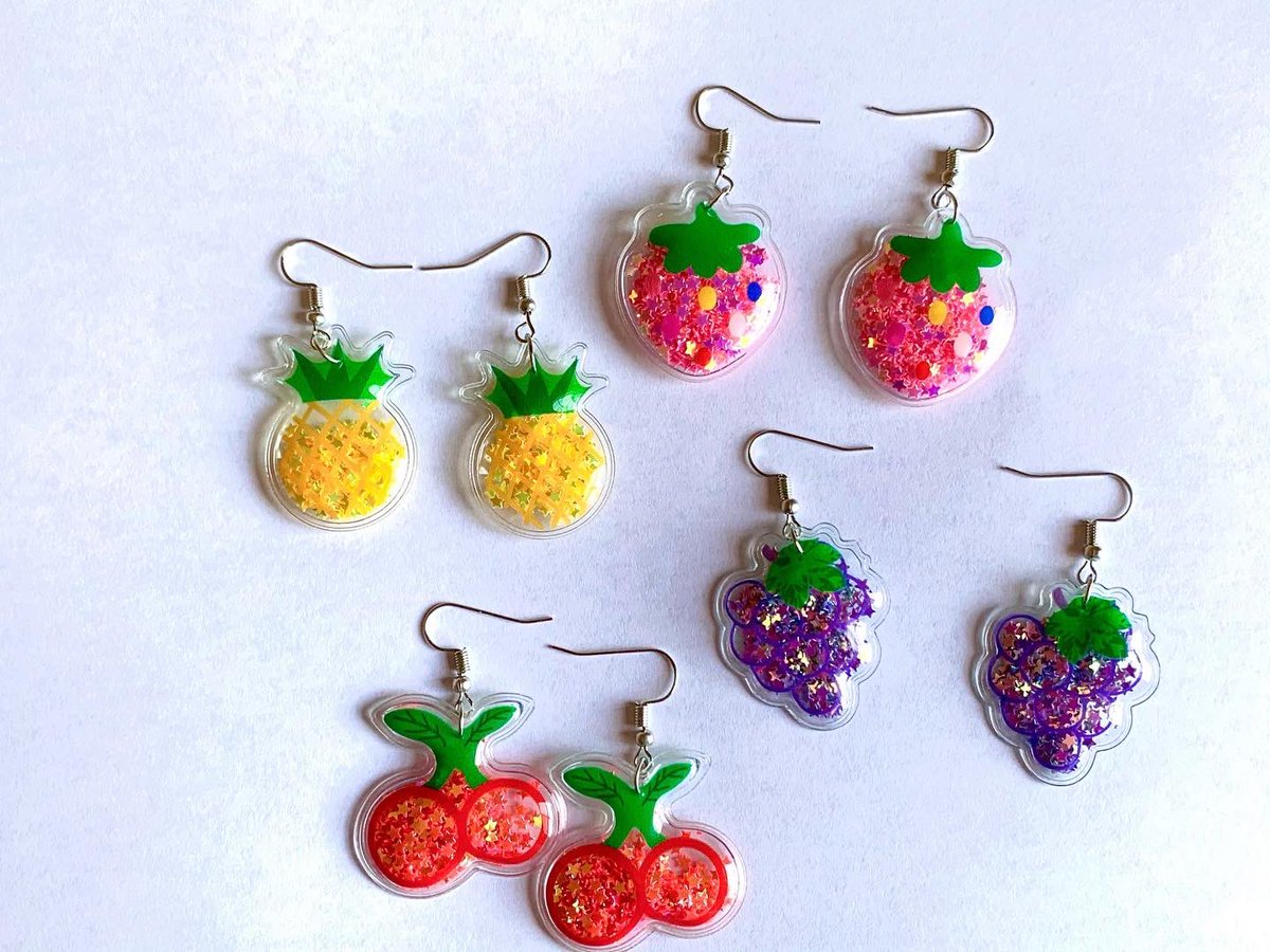 @deerlingwitch Hi my names jess i make earrings! here are some available and if you see any you like code PEACH gets you 10% off!! etsy.com/shop/PeachyGir…