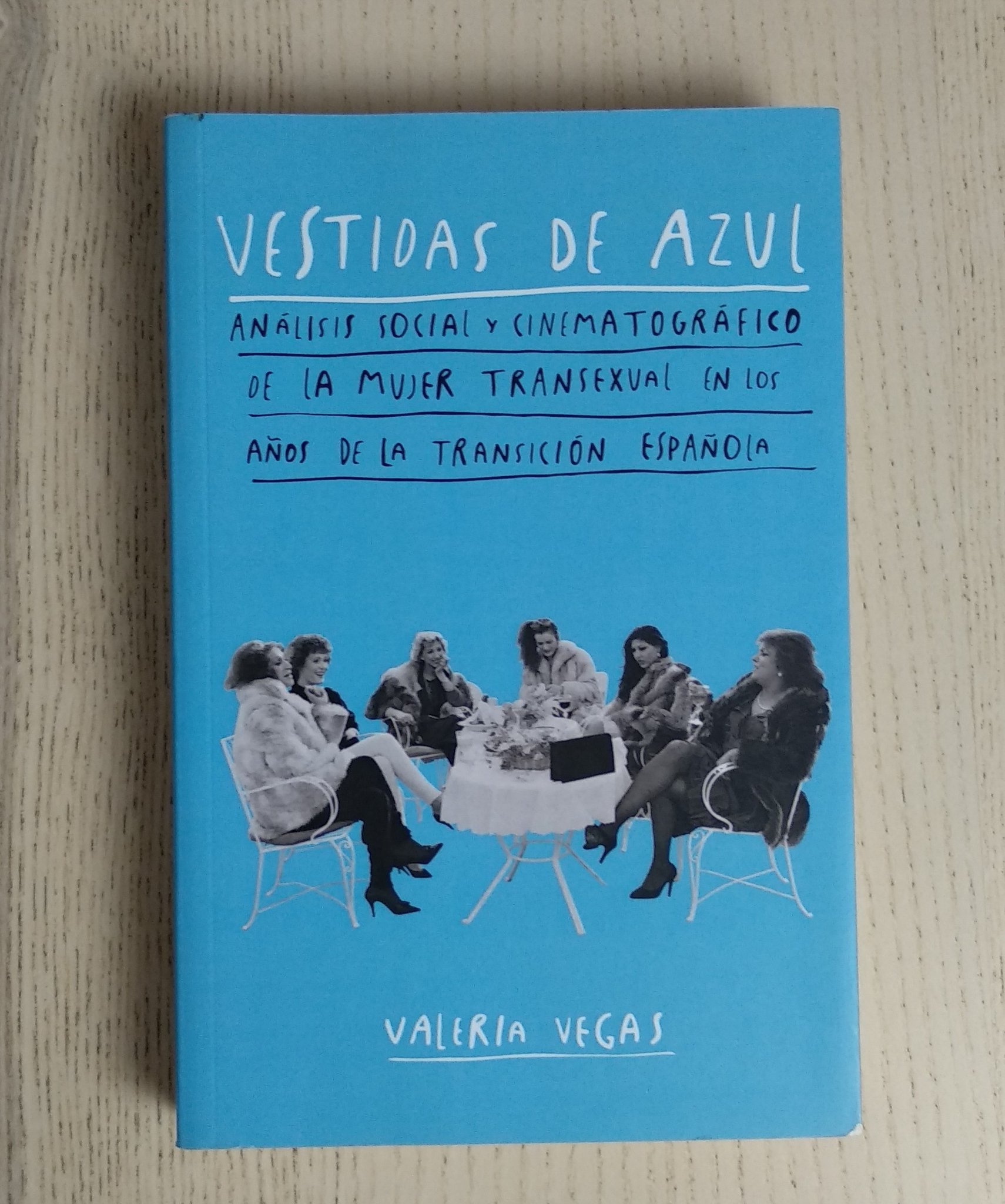 Elsa Ruiz on X: 'Vestidas de azul' de Valeria Vegas (a quien conoceréis  por la biografía de Cristina Ortiz, la Veneno) de @DosBigotesEdit.  #YoLeoAutoras  / X