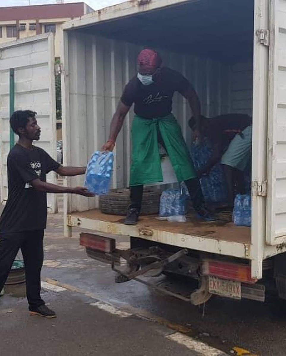 Gospelbuzztv's tweet photo. Pastor Folu Adeboye donates 200 packs of bottle water, 1000 bags of  sachet water and 27 bags of puff puff to.protest grounds at Lekki and Alausa.

.@pastorfoluadeboye
#SWATMUSTEND #SARSMUSTEND #EndSARS 
#bemotivatedforever #MotivationMonday  #bewise https://t.co/CVxz8ksqXp