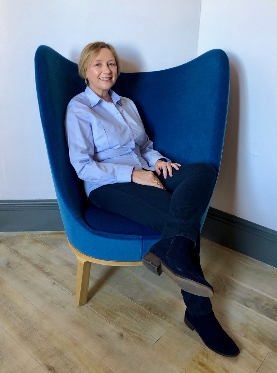 Thank you to fellow Wiltshire business #HarthamPark for hosting us for a photoshoot last week.  Beautiful venue and great hospitality, resulting in some great photos ready to revamp our website robinsongracehr.com  #WiltsHour