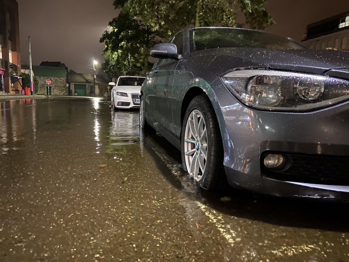 There’s are really nice cars. If you know who owns them, I’d be telling them it’s time to move them from Union Quay, #Cork. #FloodWarning @rtenews https://t.co/UEzB5we39k