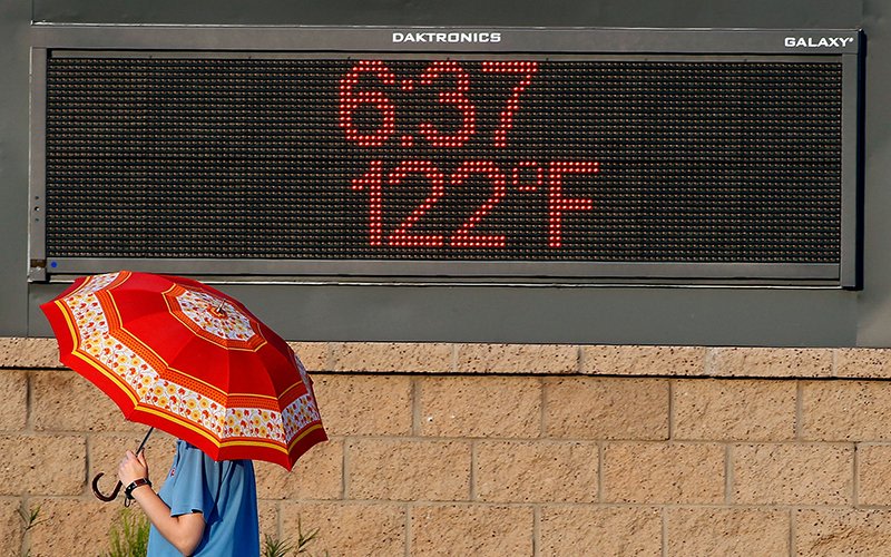 WPCareySchool's tweet photo. About 75,000 people move to #Arizona each year, according to data from @ASU's W. P. Carey School of Business. https://t.co/Muo3MKJfAs via @DGainorOfficial @cronkitenews #heatdays https://t.co/FqtXrpoTfH