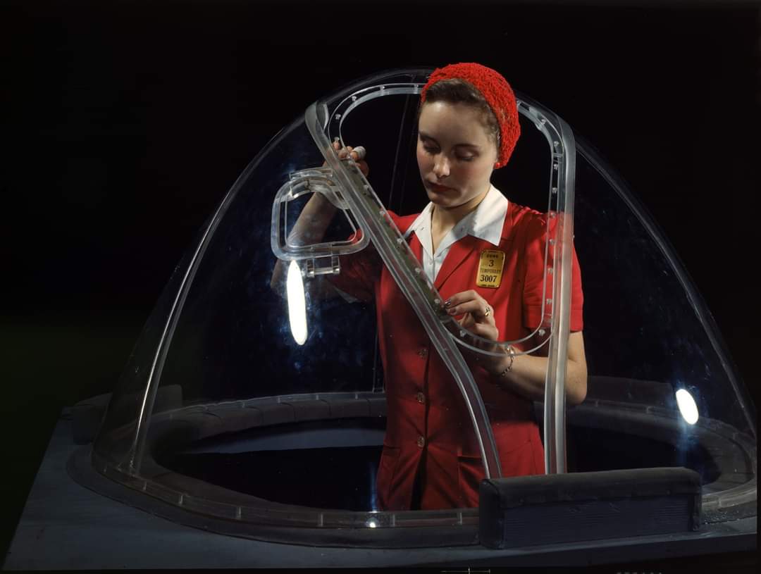 So, history hat back on. Here's a long-ish thread of American women workers in the aircraft industry in  #WW2. Fantastic original colour images of women representing many others. Thank you, ladies. #History