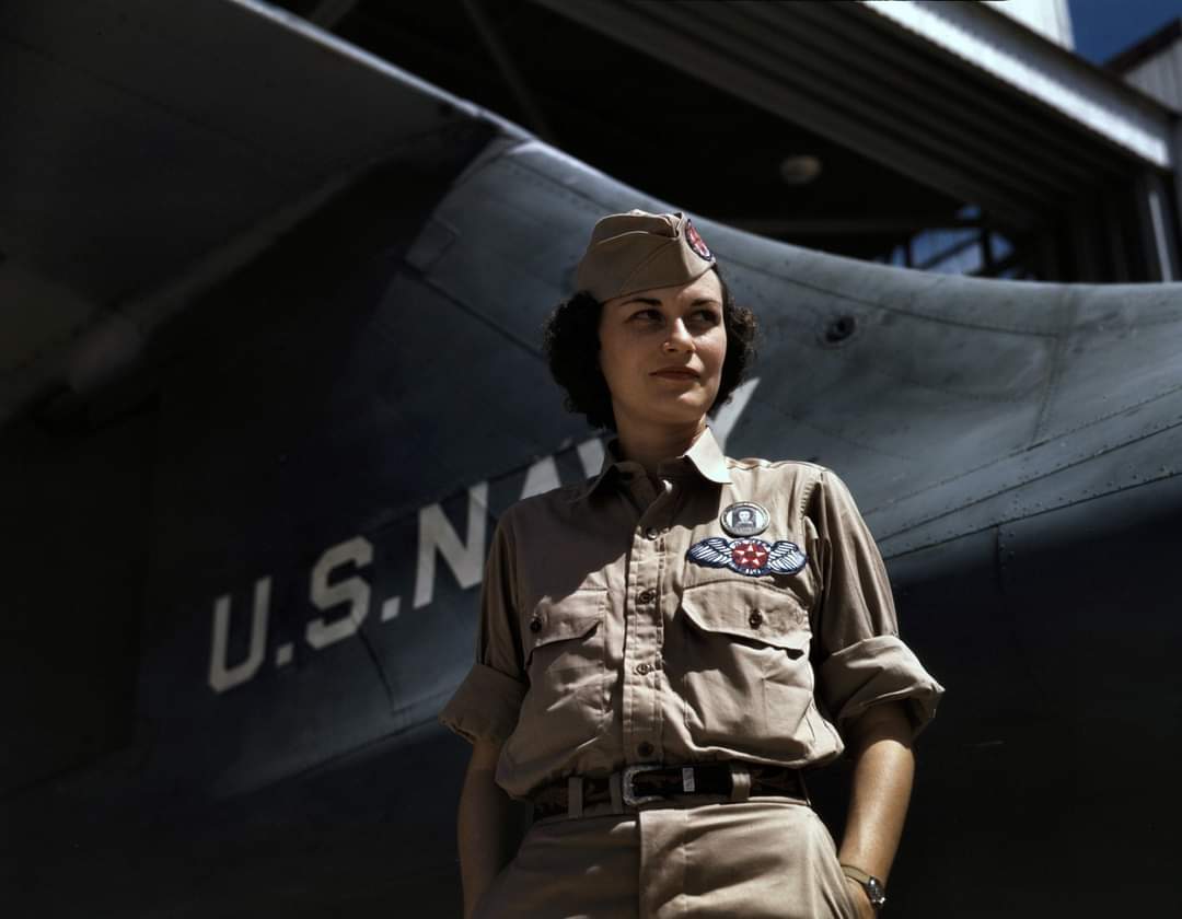 So, history hat back on. Here's a long-ish thread of American women workers in the aircraft industry in  #WW2. Fantastic original colour images of women representing many others. Thank you, ladies. #History