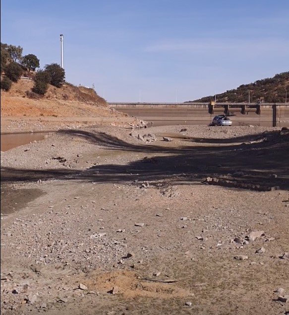news.digitaldetentudia.com/2020/10/19/pre… Hay agua para entre siete y nueve meses, ya se han iniciado campañas de concienciación para el ahorro. 
La Junta señala que se ha descartado una nueva presa de mayor tamaño y que ahora se trabaja en el proyecto de interconectar #Tentudía y Los Molinos