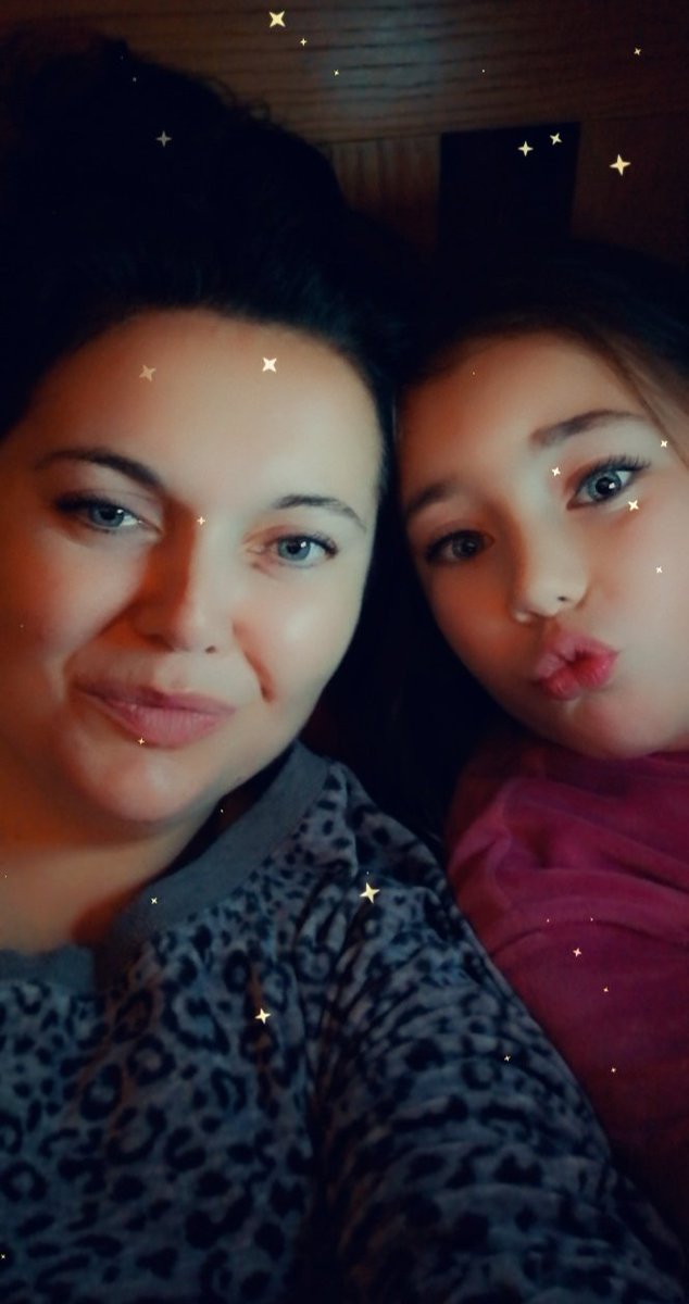 wendymurphymufc's tweet photo. #octoberphotoaday day 19 is 'currently' so here we are 💞 me and my girl 💞 chilling 💞💞💞💞 https://t.co/xkiO371NBX