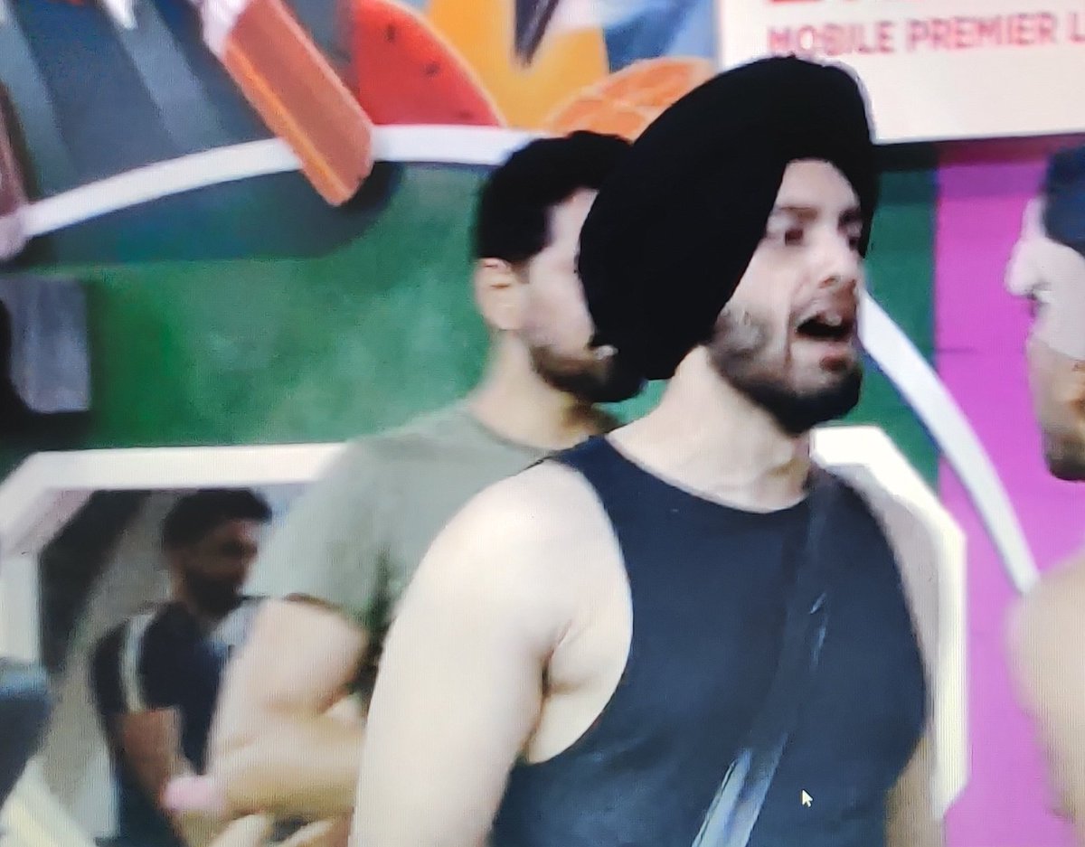 PageBiggboss's tweet photo. DIFFERENTIATE B/W JAAN AND #ShehzadDeol. 
Jaan, koi muda nai. Nikki k kehne per chalna, useless, na dost na dushman.
@realshehzaddeol acha insan, strong, humor  looks, brains, sportsmanship. Everything lekin bahi kia karein show tou baised hai. 
#BB14 https://t.co/Lhk5KblNb2
