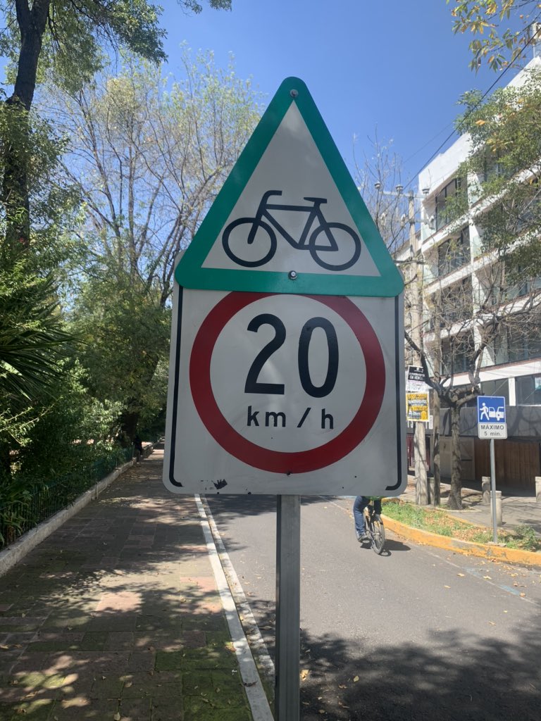 pzaluiscabrera's tweet photo. A quien venga a vandalizar el mobiliario urbano le recomendamos mejor use el dinero de la pintura , en su fachada o de un modo más productivo. No son bienvenidos a la Plaza. @LaRomaDF https://t.co/BOqmbORu62
