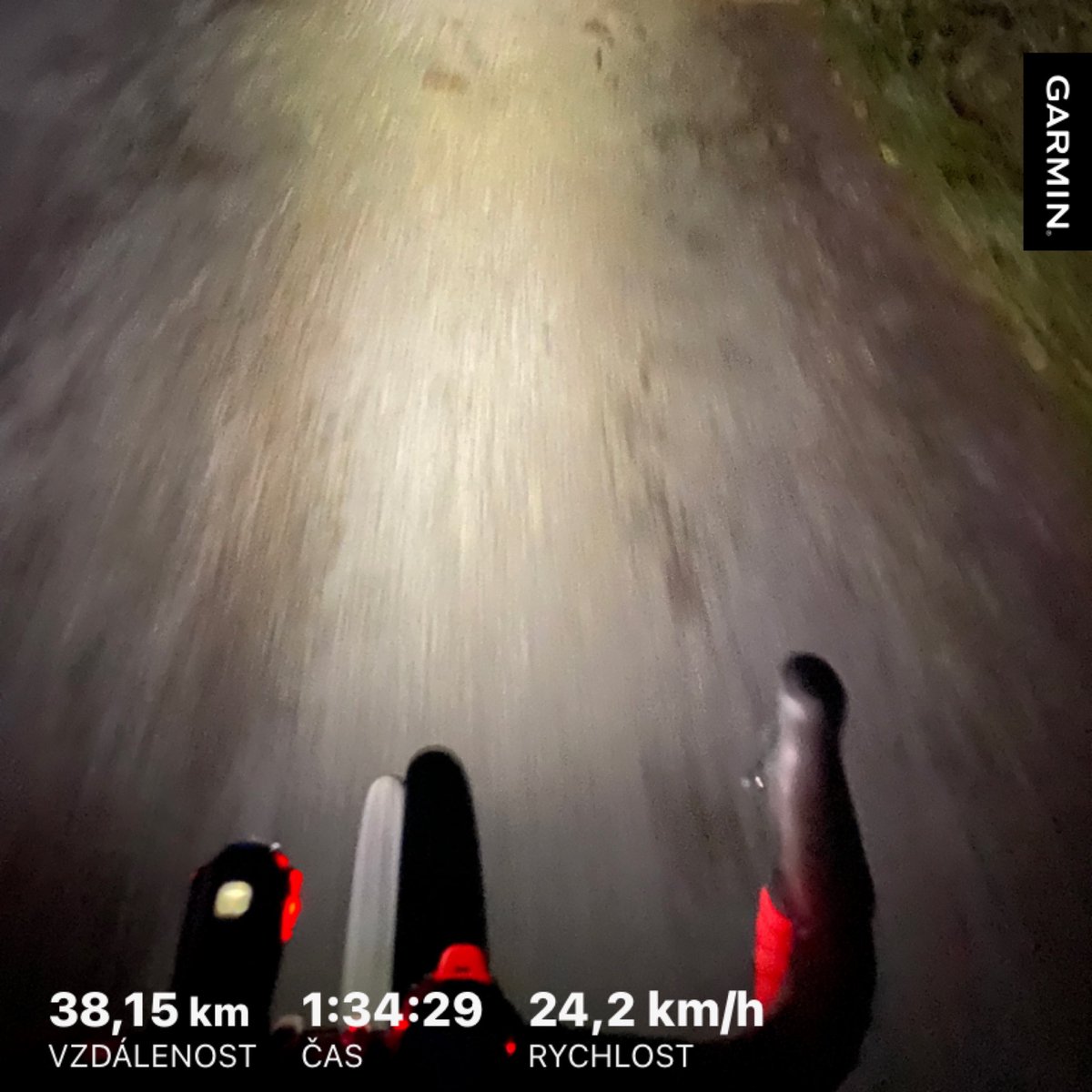 wally_nowak's tweet photo. Počasí se luxusně umoudřilo, tak jsem zdrhl z práce a v 5 vyrazil na kolo. Čerstvá zjištění:
- tma začíná fakt už brzo
- příště už zimní tretry a bundu
- Fénix v předu je naprosto dostačující
- #Garmin #VariaRadar je úplně pecka
- mám splněno 400km v říjnu https://t.co/08AClC0sp5