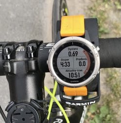 wally_nowak's tweet photo. Blikačka s radarem. #Garmin #VariaRadar RLT515. Boží věc! Jo, stojí ledvinu, ale dárek pecka! Auto detekuje dřív, než je slyšet a vidět (ve tmě). Přijímač (fénix5) zavibruje, rozsvítí se a ukáže na displeji (tečka v oranžovém pruhu). Auta mě objížděla s respektem. Super! #BeSafe! https://t.co/CeUmv7fQEx