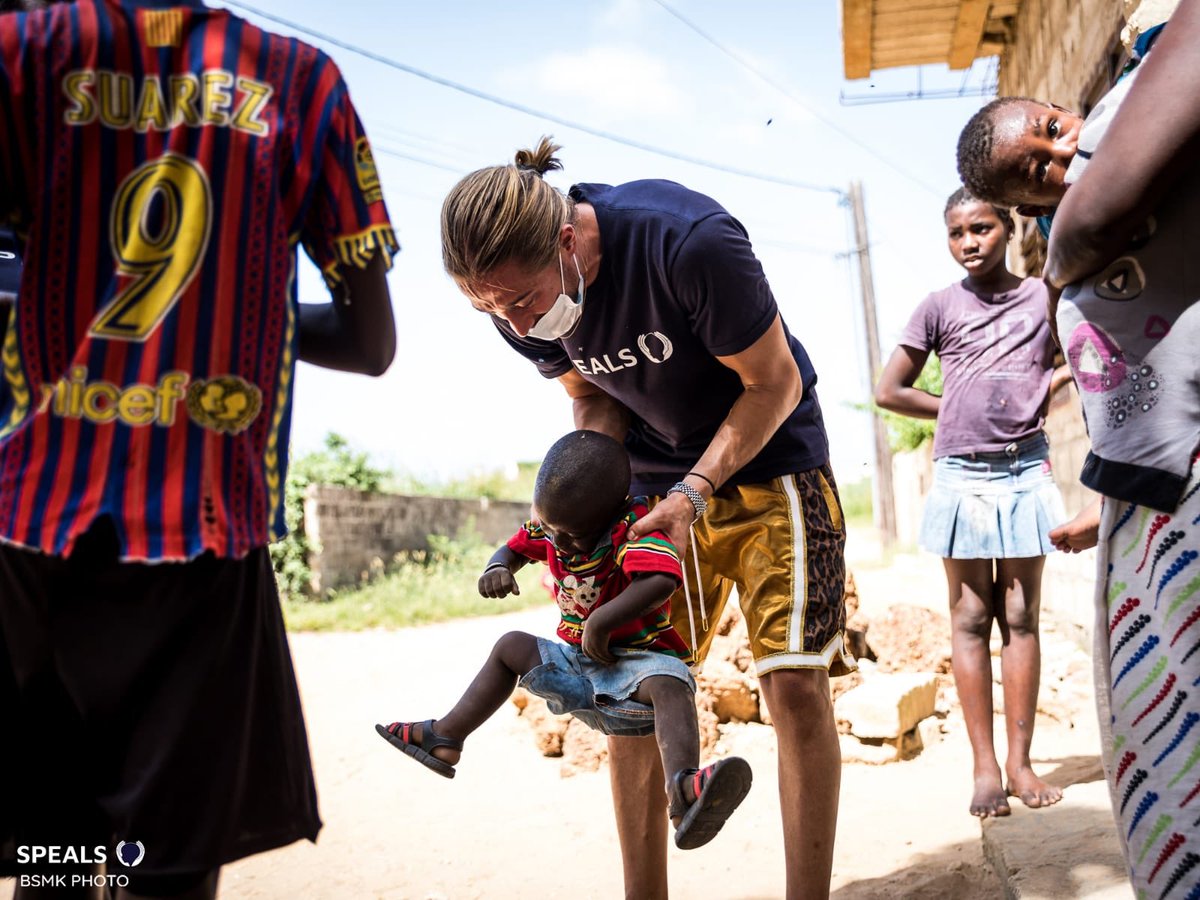 DylanThiry_'s tweet image. Peu importe ce que tu donnes, ce qui compte c’est la raison pour laquelle tu le fais ! C’est le geste altruiste de partager et de donner une part de soi. 🤲🏾

Une paire de chaussure, un sourire, une poignée de mains, ce qui compte c’est ton cœur... et ton investissement personnel.