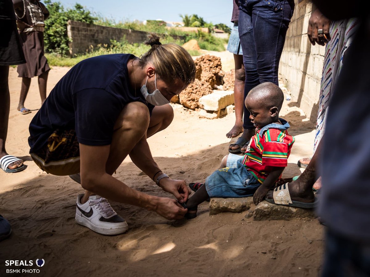 DylanThiry_'s tweet image. Peu importe ce que tu donnes, ce qui compte c’est la raison pour laquelle tu le fais ! C’est le geste altruiste de partager et de donner une part de soi. 🤲🏾

Une paire de chaussure, un sourire, une poignée de mains, ce qui compte c’est ton cœur... et ton investissement personnel.