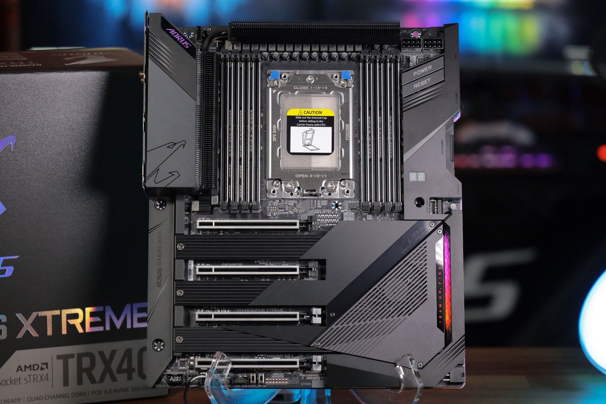 AorusOfficial's tweet photo. Get more RAM on your TRX40 AORUS XTREME😏😏😏 #MoreRAM #TRX40 https://t.co/r1haywGVl2