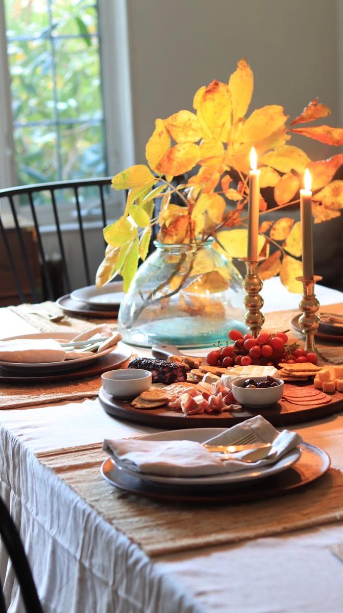 What makes @FwMadebycarli’s fall-tastic tablescape different than most? 🍂 Every piece is @FairTradeCert ✌️ From the Quinn Stoneware to the Belgian Flax Linen tablecloth, the products on this table setting support safe working conditions and fair livelihoods. #FairTradeMonth https://t.co/yg3WpKlfyX