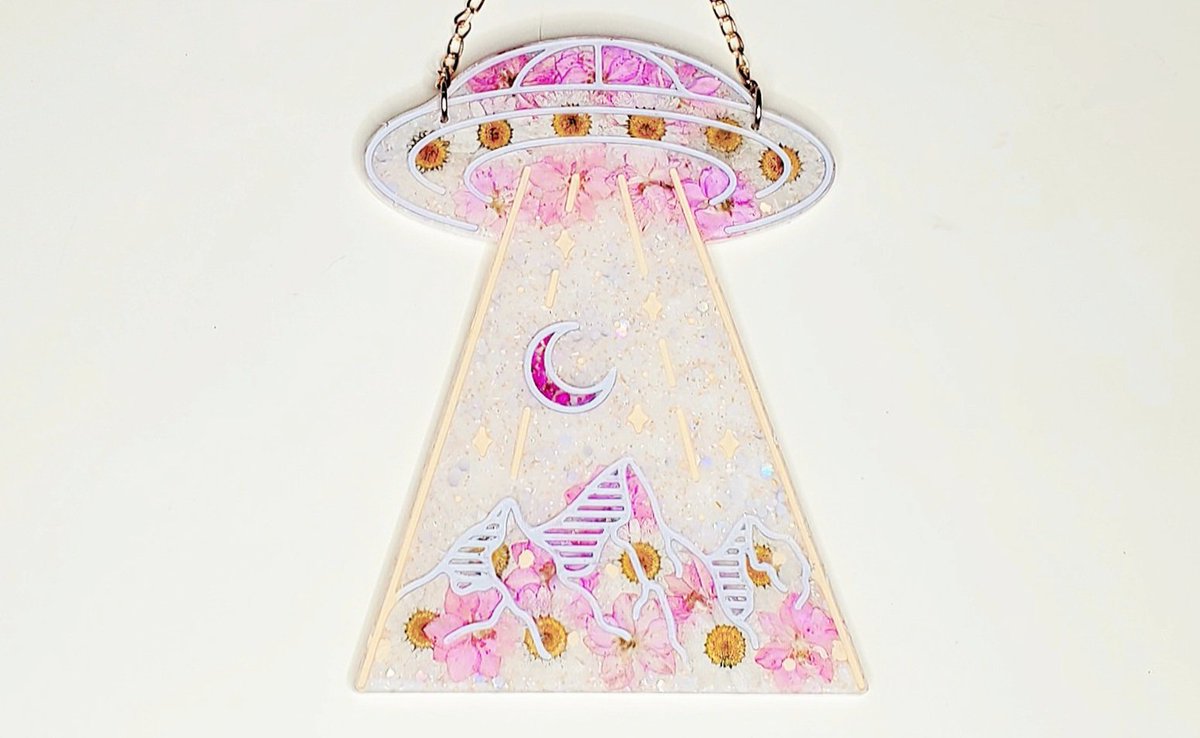 kimskrystalshop's tweet photo. ✨🛸 GIVEAWAY 🛸✨

one person will win this pastel vibes resin UFO wall hanging 🌙 

to enter:
RT this post &amp; follow me
RT my pinned tweet 

ends 10/23 good luck 💛 https://t.co/HK9jRAQly5
