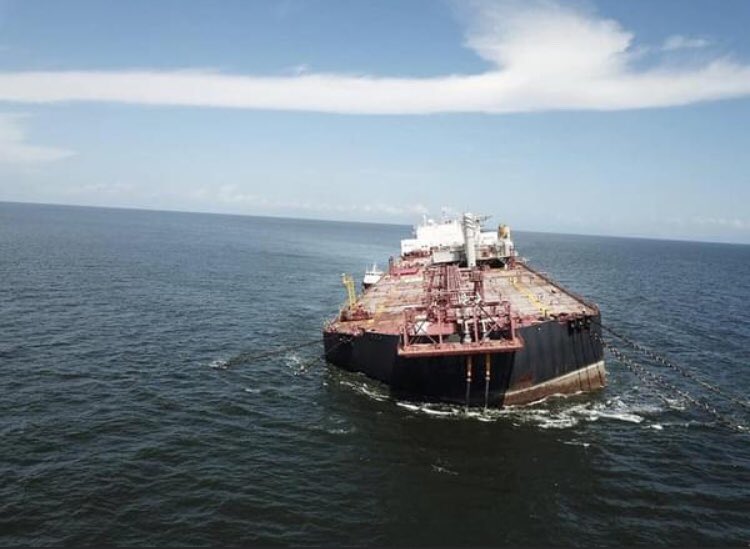 jeampoolnaima's tweet image. #ATENCIÓN | El barco petrolero FSO Nabarima con 1.3 millones de barriles de crudo está cerca de hundirse y crear un mega desastre ecológico en las costas de Venezuela y Trinidad Tobago está anclado en el golfo de Paria.