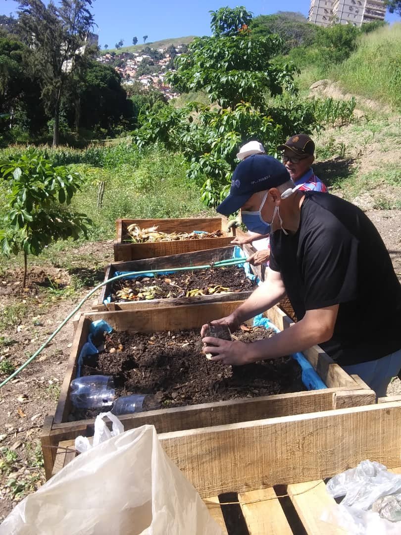 parquekamarata's tweet photo. Nuestro proyecto vecinal ha fortalecido la unión entre los vecinos para trabajar con amor y compromiso en la recuperación de los espacios verdes del parque. #propatria #casalta1 #parquebiosaludable #parquekamarata #recuperandoespacios #proyectovecinal https://t.co/yw6Anj0rWQ