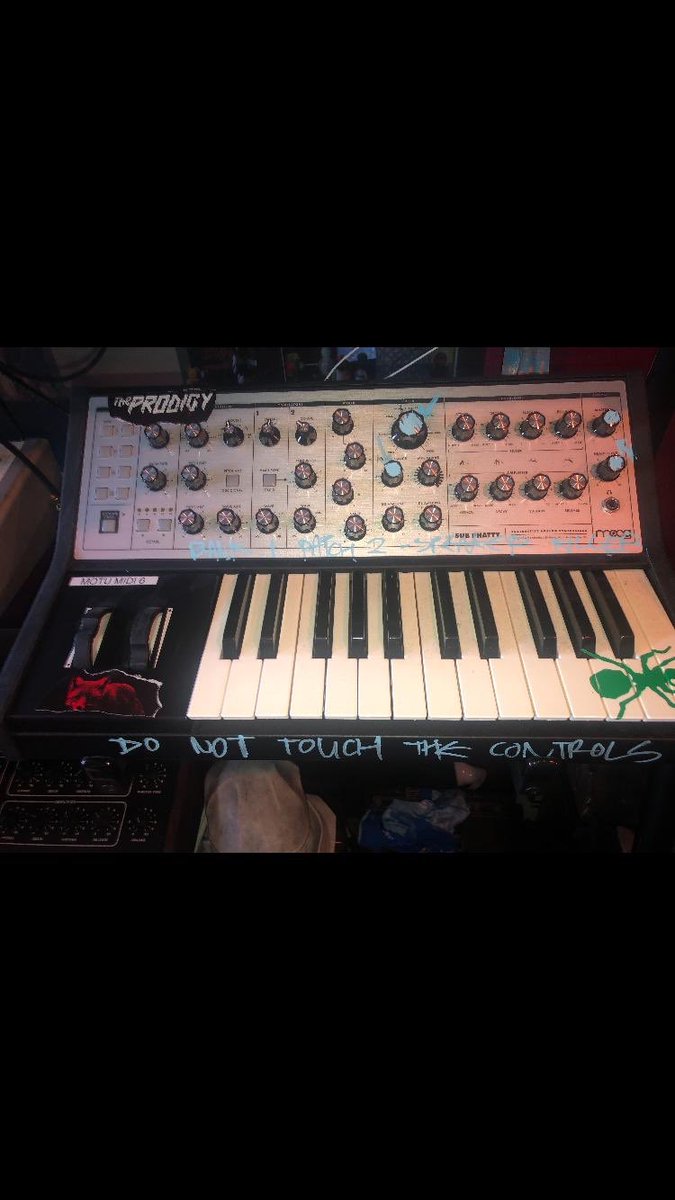 eddyTM's tweet image. You could win Liam Howlett’s actual Moog synth for just £20. A piece of @the_prodigy history for the price of a bottle of Sancerre. bidin4myblackdog.com #myblackdogauction