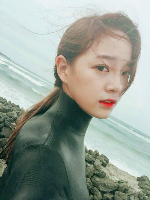 DITTOXOFF_'s tweet photo. ㅤ· ❀ ₊ ( 𝐌𝐔𝐒𝐈𝐂 𝐓𝐈𝐌𝐄 ) **_🎧 › song of the ﹟ day. . . ❜ [ % ]◞ #GoldenRoseStream + #CHERRYONROSE

  He tenido la suerte de poder salir un poco a tomar aire fresco a pesar de ser lunes y me sorprendió un día nublado pero con la mejor música, go stream! https://t.co/djo897jGWt