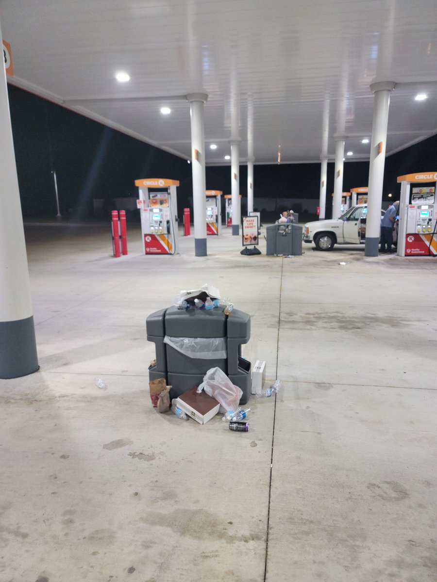 clintgossman's tweet photo. @CircleKMidwest @CircleKStores This was the scene last night Sunday Oct 18th @ Store 2420 @ 2114 Sheek Rd Greenwood IN 46143. This is not a single occurrence either. This store is highly understaffed and cannot provide the customer service that they strive to do daily. https://t.co/tdG64bH6Pw