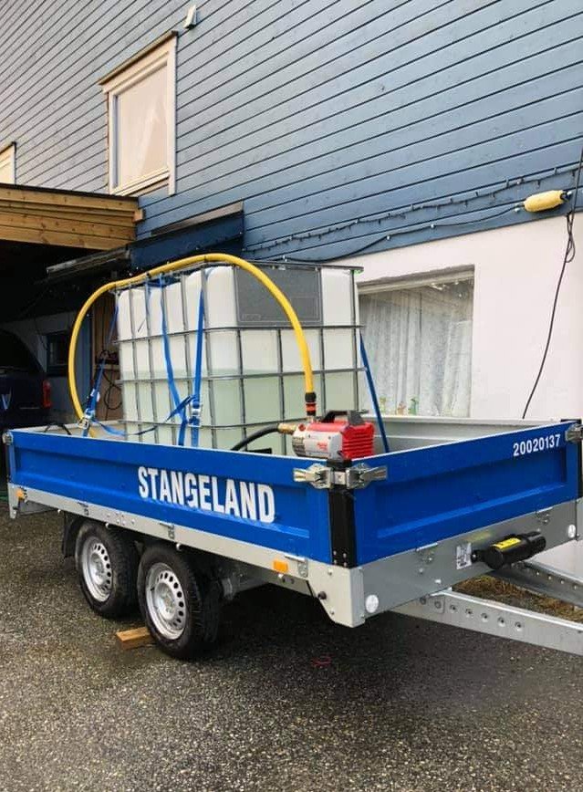 Hadde du godtatt at drikkevannet ditt ble erstattet med en dunk på en henger? #haramsøya <a href="/Rotevatn/">Sveinung Rotevatn</a> @HoyreTina @jennyklinge @NVE <a href="/InfoMattilsynet/">Mattilsynet</a> <a href="/OBollestad/">Olaug Bollestad</a> <a href="/bmoxnes/">Bjørnar Moxnes</a> @helgeorten <a href="/MarianneSynnes/">M</a> <a href="/kjetilloset/">Kjetil Løset</a>