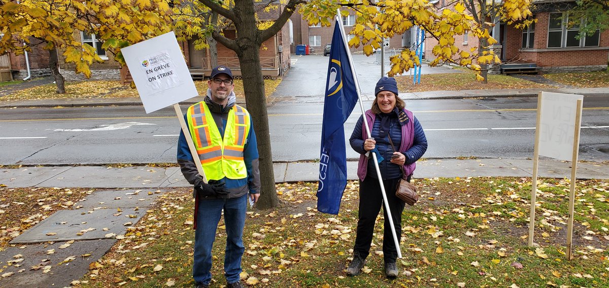 osstf's tweet photo. More #solidarity pics of support staff members of @psuossuo #OSSTF #UOttawa who are on legal strike. 

Their employer wants to strip medical health benefits from their workers. The 1300+ members of this bargaining unit only ask for a #FairDeal4PSUO

#OntEd #OnPoli https://t.co/OOvvoZz4Cd