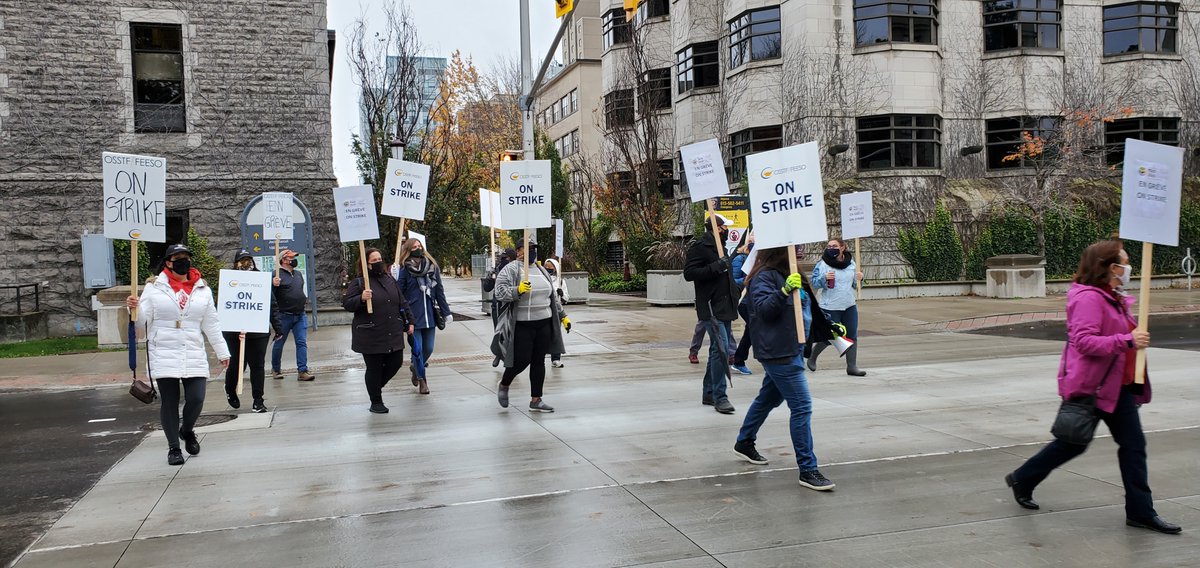 More #solidarity pics of support staff members of <a href="/psuossuo/">PSUO-SSUO OSSTF-D35</a> #OSSTF #UOttawa who are on legal strike. 

Their employer wants to strip medical health benefits from their workers. The 1300+ members of this bargaining unit only ask for a #FairDeal4PSUO

#OntEd #OnPoli