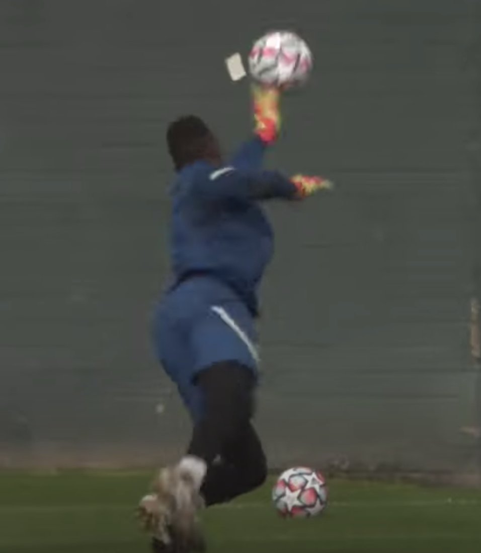 Edouard Mendy is back to face Sevilla, on the evidence of this Chelsea training footage. H/T @SJohnsonSport, who gets a spotter's badge from his old (ish) boss at @haytersTV!
See here: https://t.co/MyH7PBhccJ #Mendy #CFC #CHESEV https://t.co/YTRjkNu088