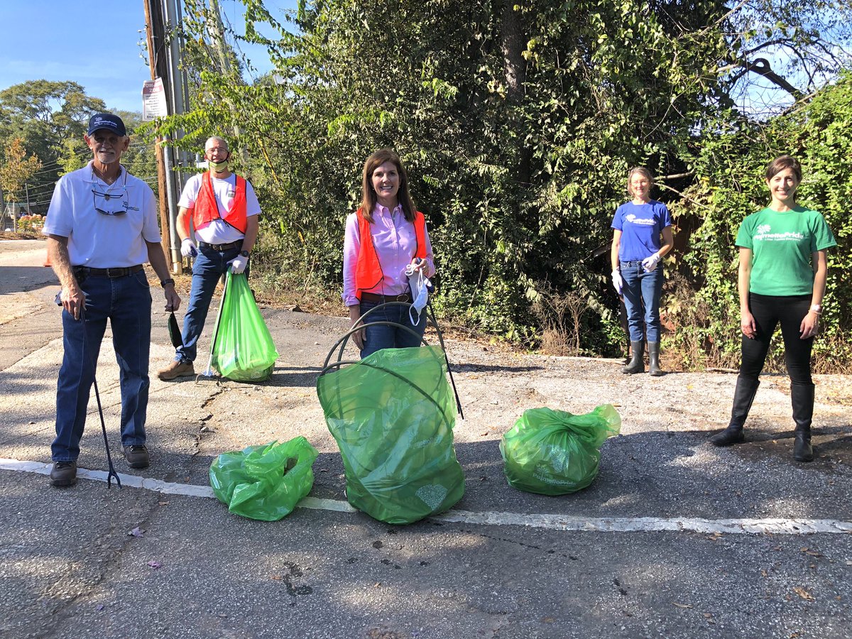 PamelaEvette's tweet photo. I kicked off #GrabABagSC 2020 along with @PalmettoPride &amp; the Solid Green Club &amp; then spent time picking up litter with some wonderful volunteers! I encourage families and businesses to make litter prevention &amp; pick up a part of your activities, one bag at a time. #SolidGreenDay https://t.co/QdFdgfGdGW