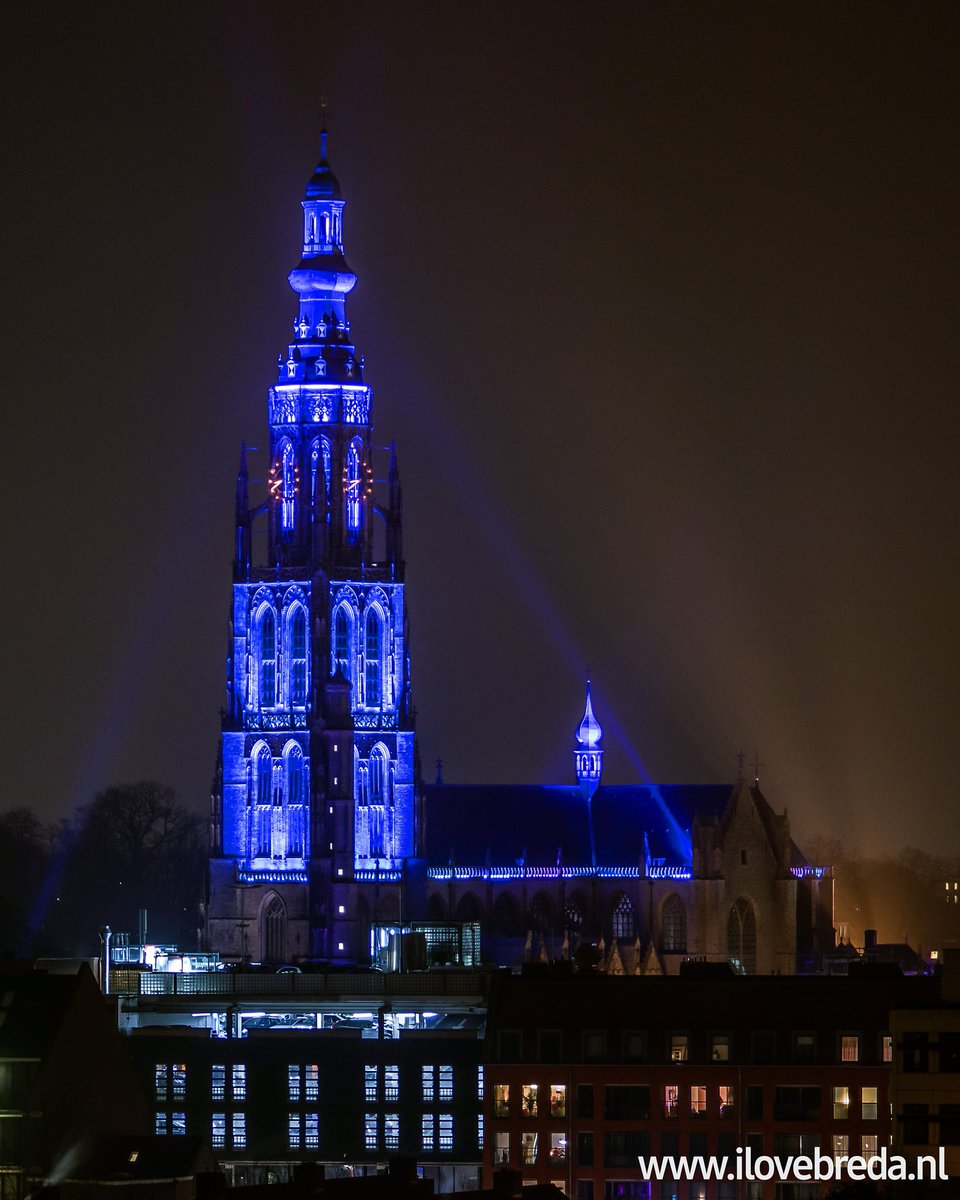 🟦 75 jaar Verenigde Naties. Een organisatie die de internationale solidariteit, vrede en veiligheid hoog in het vaandel heeft staan. Overal in het land kleuren gebouwen blauw, maar ook sommige fonteinen, standbeelden en pleinen.