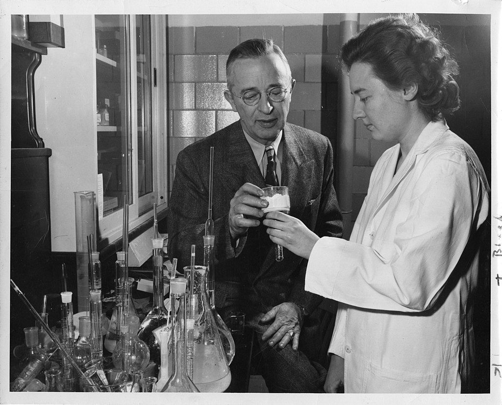 PatentTruth's tweet image. This month in 1949, four inventors transformed the world of public health with the first #patent for typhoid antibiotics. Prior to this monumental discovery, nearly 20% of all typhoid-positive cases were fatal. 
#PatentsMatter #IP