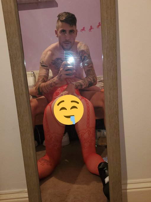 Looking for solo female for mff threesome  for content  and pleasure . Dm to apply  😘 https://t.co/6