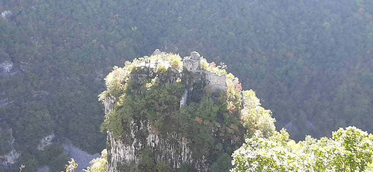 DavidMoraca's tweet photo. One dvije tacke na vrhu smo nas dvojica, ispod je kanjon dubok izmedju 50-100m #slikaPoSlikaSlicica #Drvar #RodnaGruda #CrnaKraljica #VisucGrad https://t.co/b2jFLF2Zt0