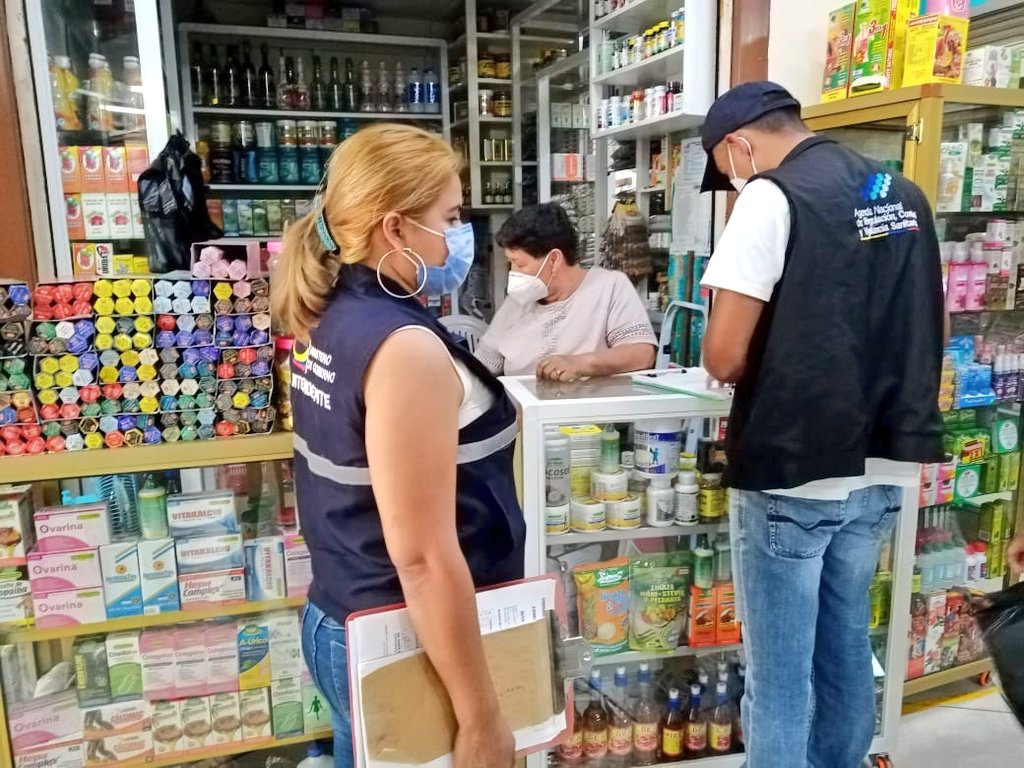 Gobersucumbios's tweet photo. @Gobersucumbios @albaro_beltran
Intendencia General de Policía en coordinación con @ARCSA_CZ1 y personal de @PoliciaEcuador realizaron un #OperativoDeControl en centros naturistas verificando normas sanitaria, #Paf2020 y prohibición de comercialización de dióxido de cloro. https://t.co/DHII2Ke7qX
