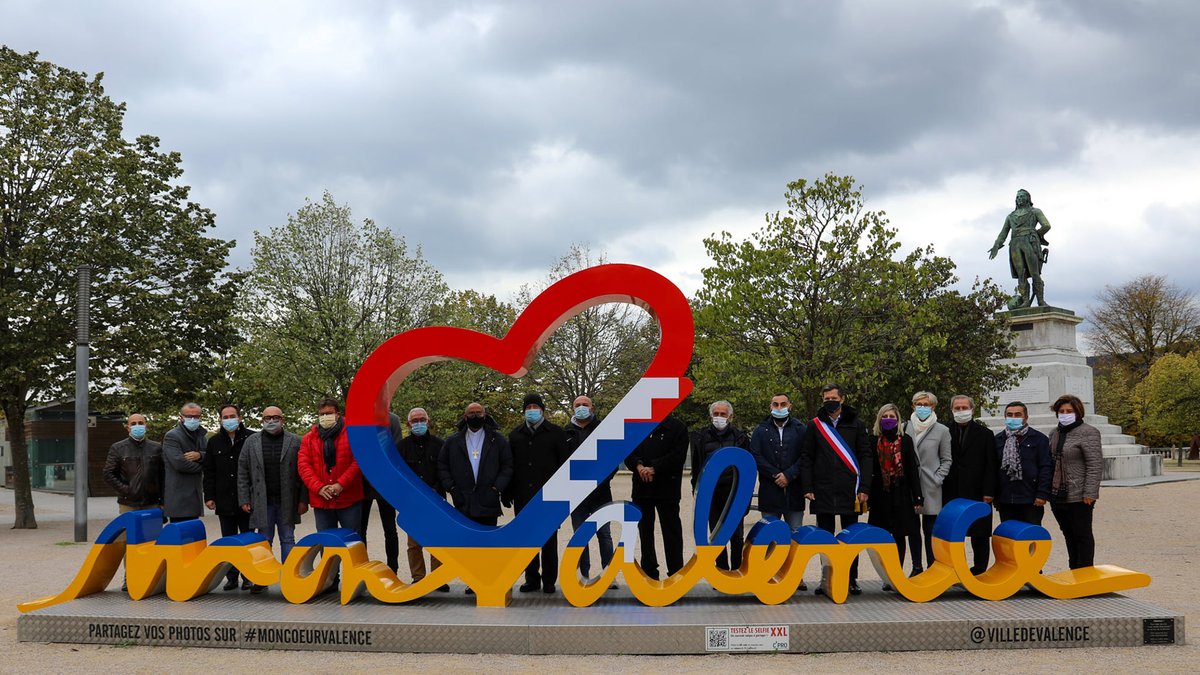 agbu's tweet photo. In a beautiful display of solidarity, the Mayor of Valence France, Nico Daragon, unveiled an updated version of the Mon Cœur Valence sculpture in the colors of Artsakh.

Credit: Nico Daragon

#ArtsakhStrong #RecognizeArtsakh #PeaceforArtsakh #PeaceforArmenia #imagesofsolidarity https://t.co/U6d3pXHgwG