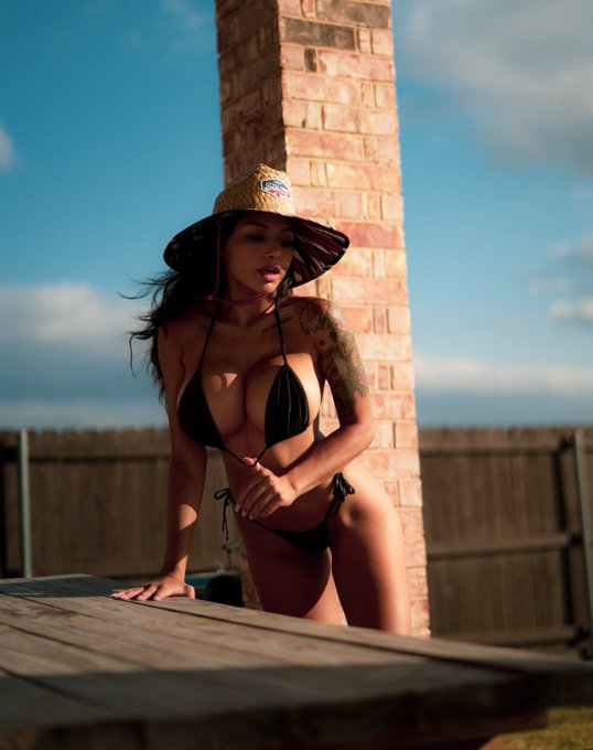 hey baby 🤠 https://t.co/5IYMbhbqjh https://t.co/kfJ2VUyDi6