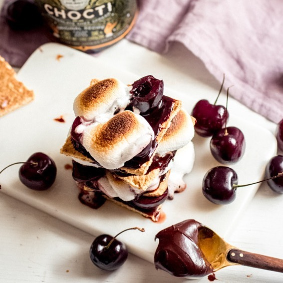FACT: On Monday you MUST #treatyourself. Tonight we're whipping up some #SMORES INDOORS!
〰
Spread a generous layer of #Chocti on a graham cracker, top with fresh #cherries and #marshmallows.
Place on a baking sheet under the broiler until toasty! 

via – @abrapappa